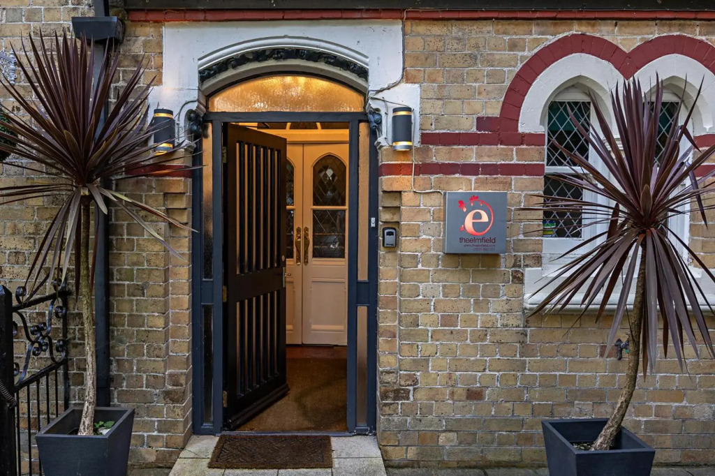 The Elmfield, 8 Bed Villa with heated indoor Swimming Pool and Cocktail Bar