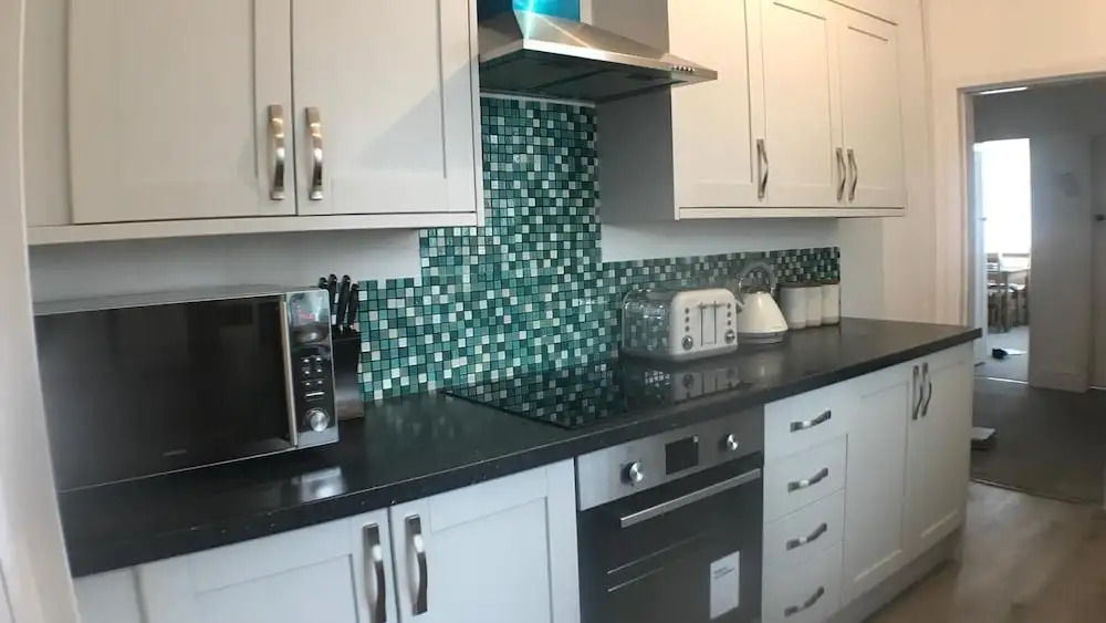 "Eastville Court Rhyl" by Greenstay Serviced Accommodation - A Cosy 2 Bedroom Bungalow with Parking, Dog Friendly, Close To Beaches, Shops & Restaurants - Ideal for Families, Friends, Couples & Business Travellers