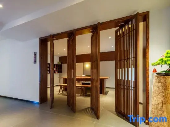Huangshan Mountain and Lake Island Homestay