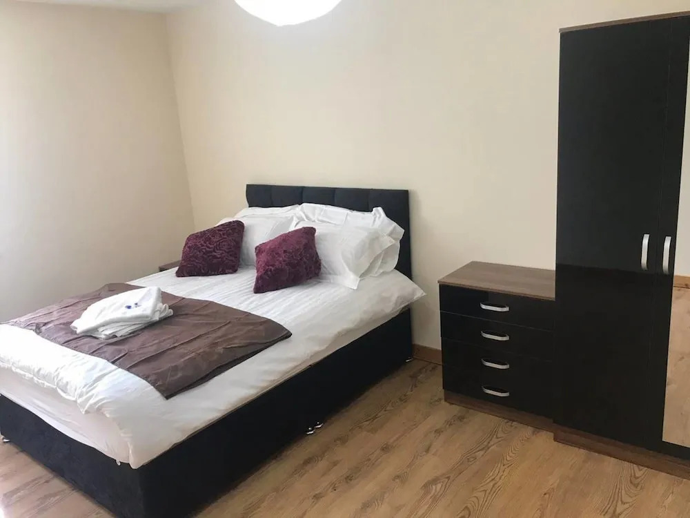 Contemporary 2 bed Apt 13