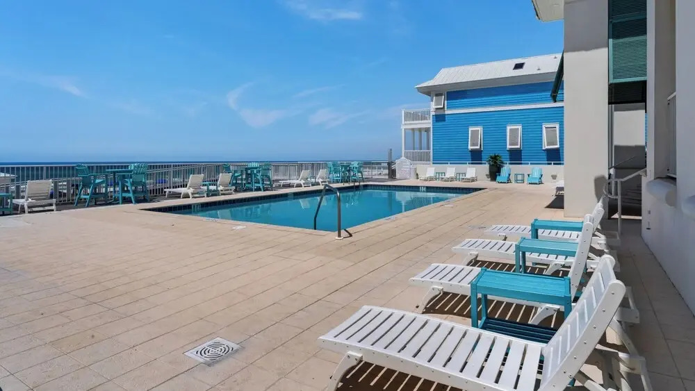 Private Splash Pool + Carriage House, 1 House to Beach w/ Beach Chair Setup!