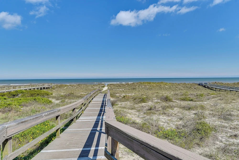 Fernandina Beach Townhome, Steps to Public Beach