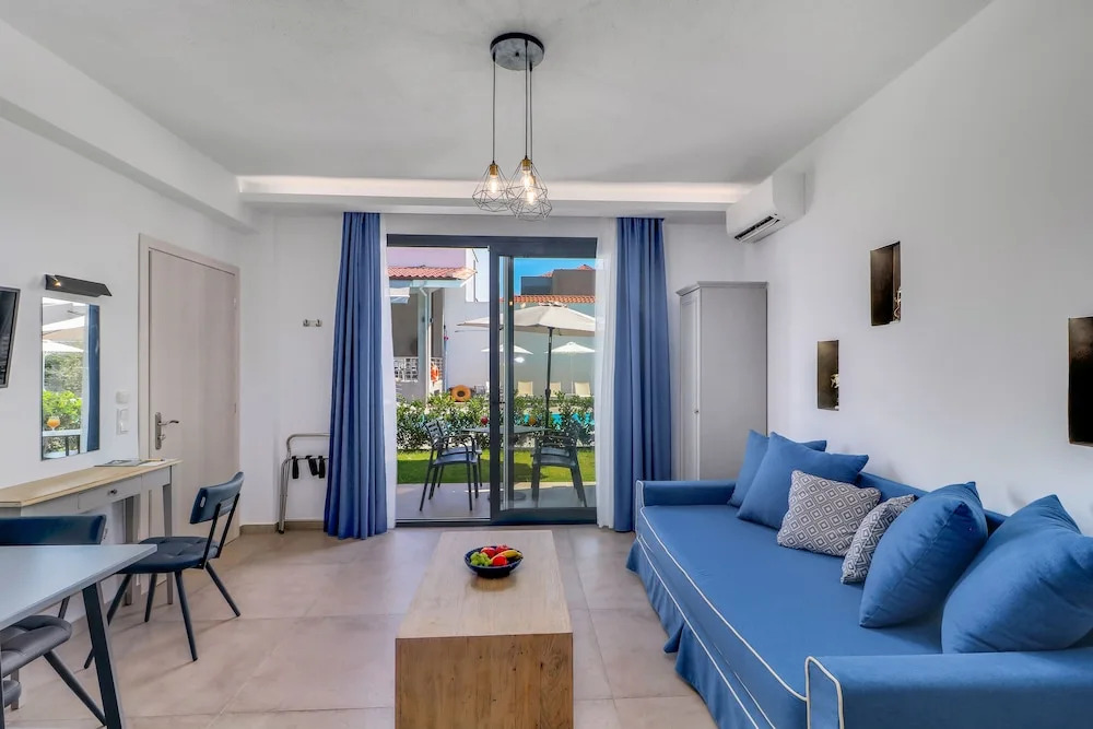 Theros Villas & Suites
