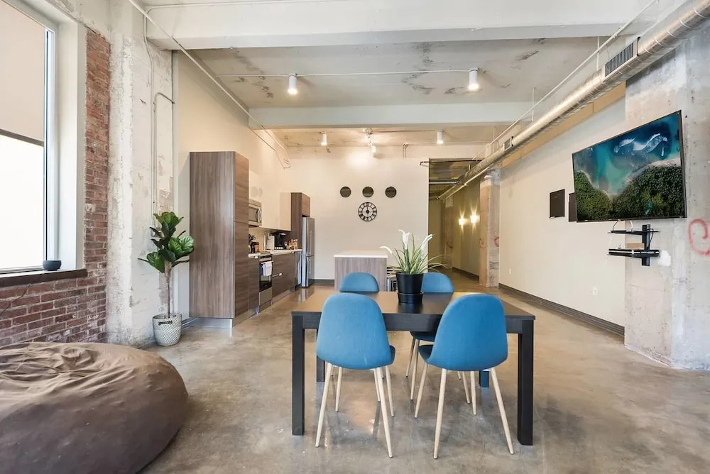Beautiful 3bd Unit in Perfect Downtown Location
