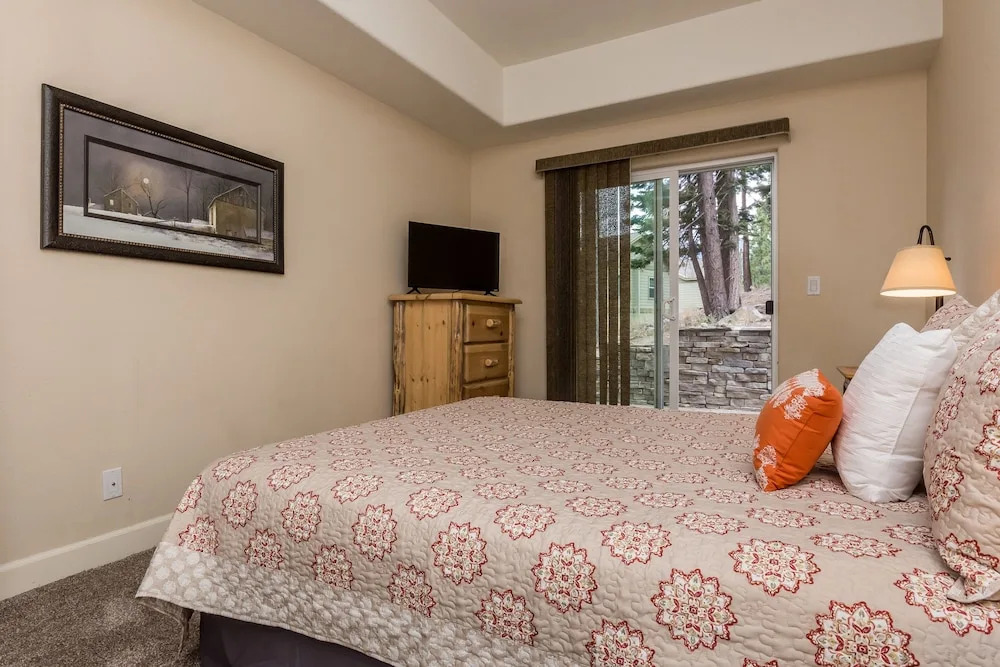 Mammoth Gateway Village 11