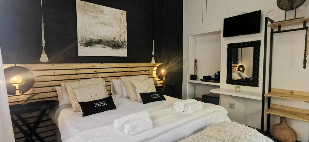 EXQUISITE PRIVATE LUXURY SUITE WITH KING BED at BOKMAKIERIE VILLAS