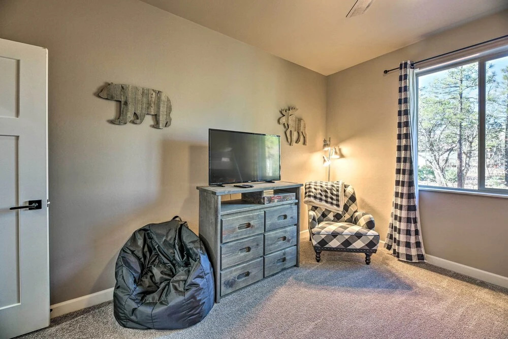 Hot Tub & Ponderosa Views! Luxe Cabin in Lakeside