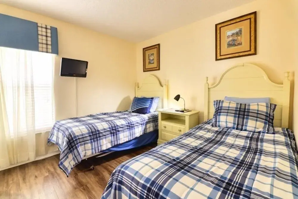 4 bedrooms pool home gated resort of Solana