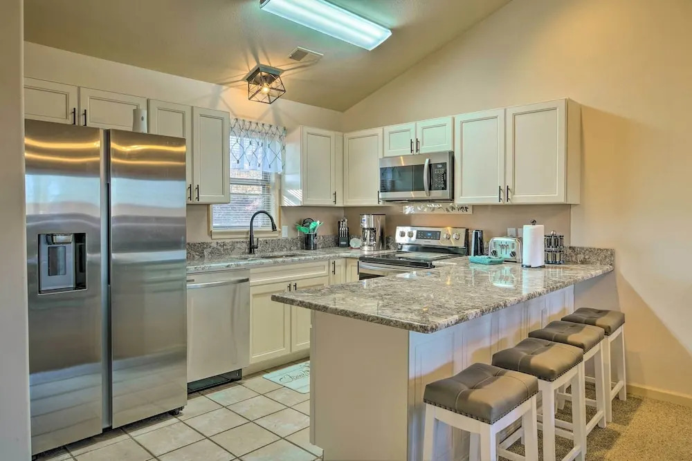 Walk-in Branson West Condo w/ Balcony, Pool Access