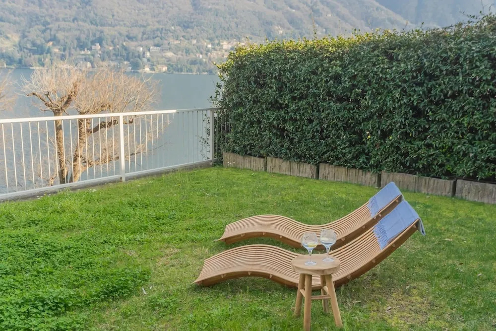 On the Lake - Private Garden Parking