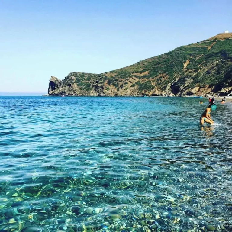 Apartment with pool direct access to sea