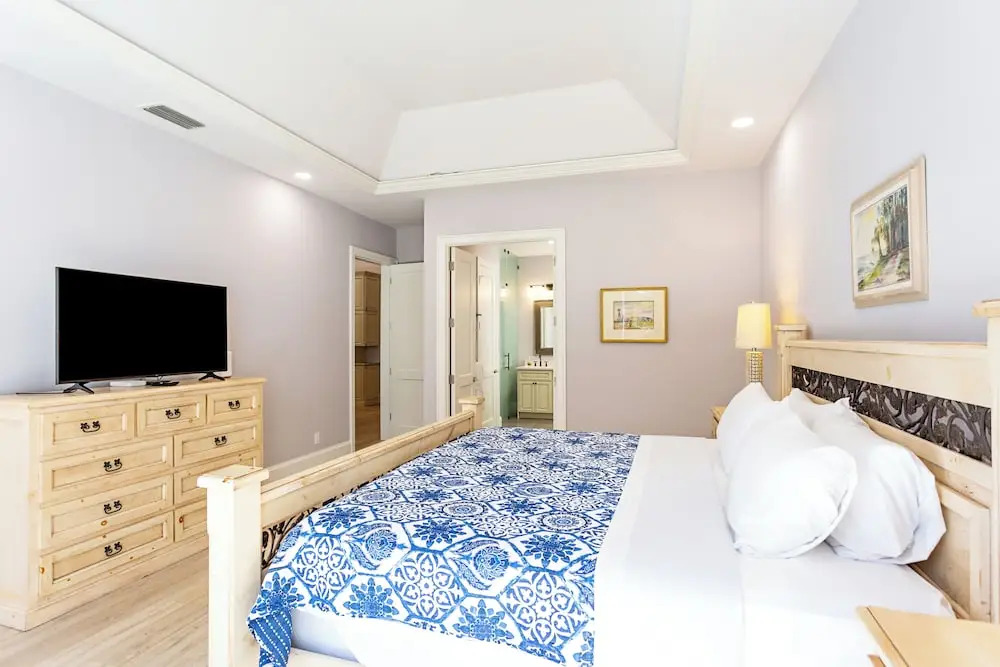 Imola: Newly Remodeled Pool Home Minutes from Vanderbilt Beach. Family-Friendly Retreat with 4 BR, 3.5 Bathrooms, and Private Screened Pool. Perfect Location Near Mercato and Naples Attractions