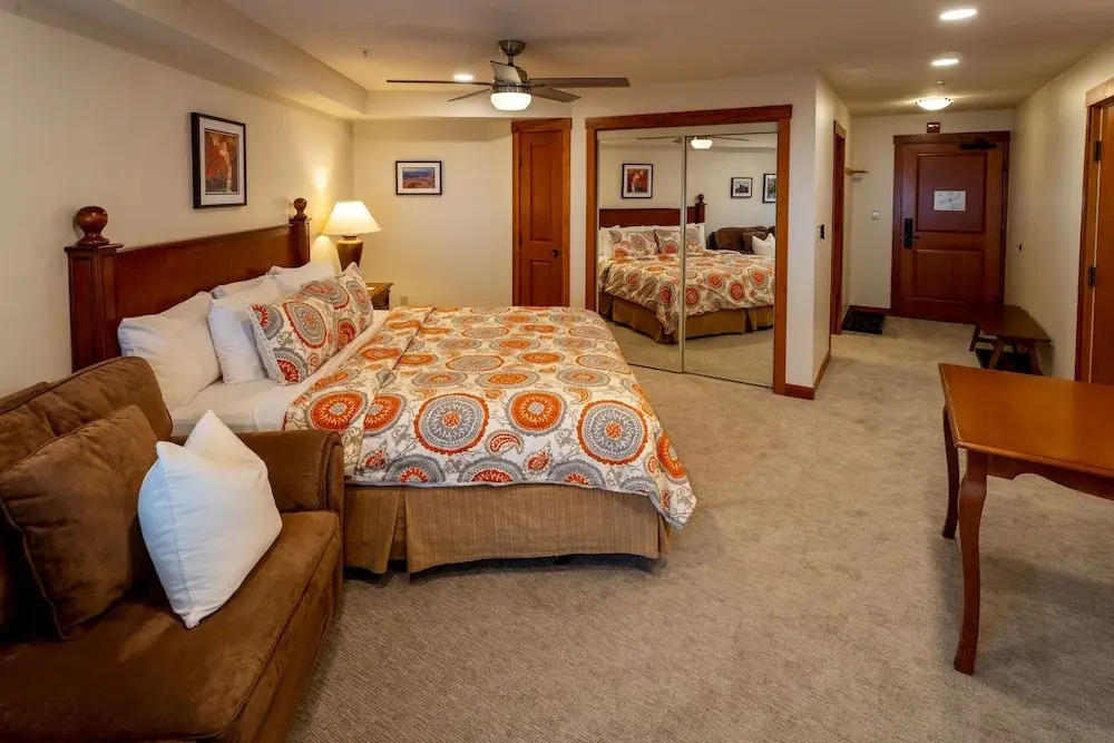 1307b - King Standard Eagle Springs West Hotel Room