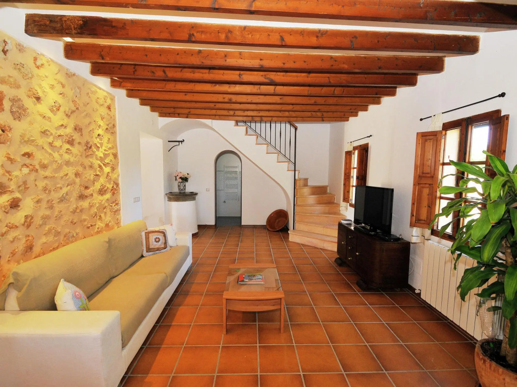 Large rustic country house for 12 people with garden and pool
