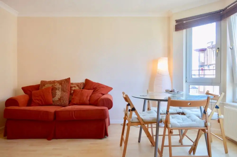 Modern Two Bedroom Flat in Leith