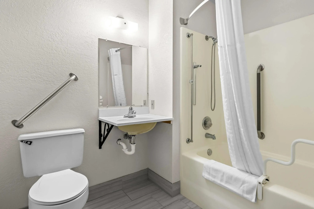 Super 8 by Wyndham Alexandria MN