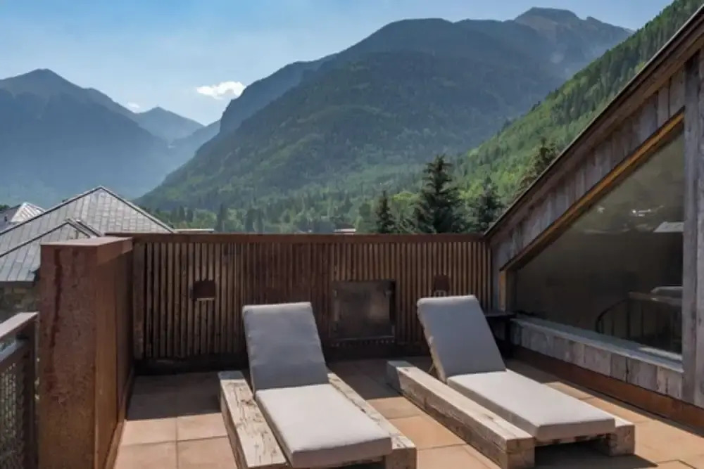Ghostriders 11 by Avantstay Top Floor Condo w/ Large Patio & Mountain Views!