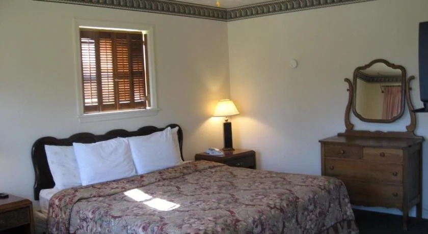 white columns motel