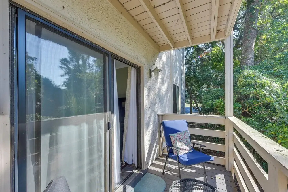 1 Mi to Beach, Pool Access: Hilton Head Island Gem