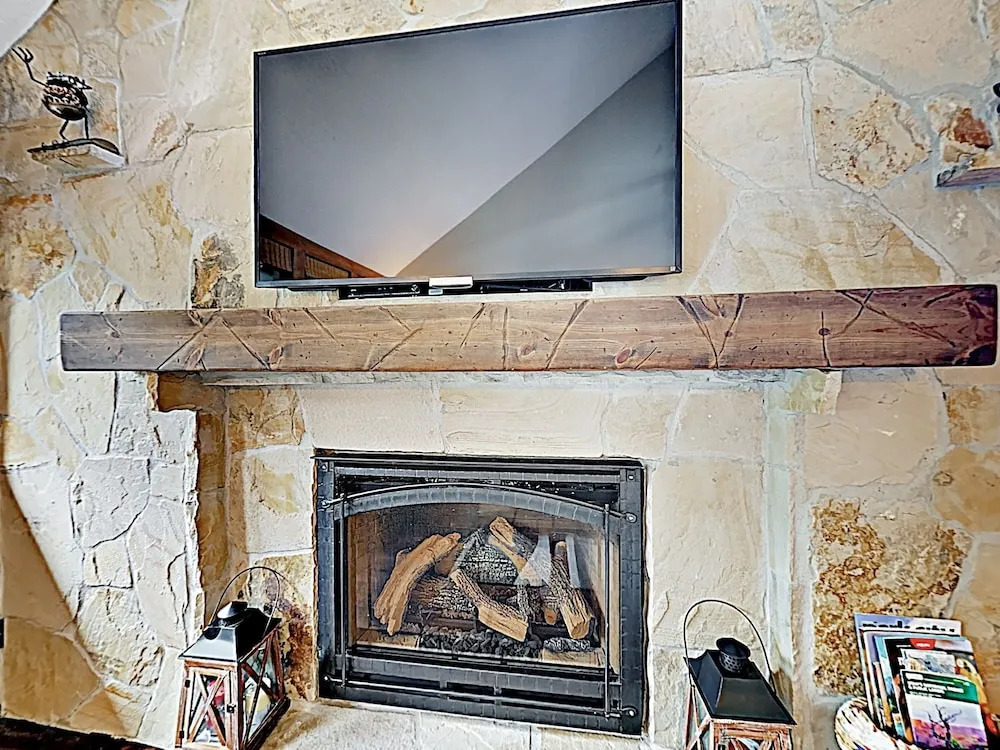 New Listing! Alpine Gem W/ Hot Tub, Near Lift 3 Bedroom Condo