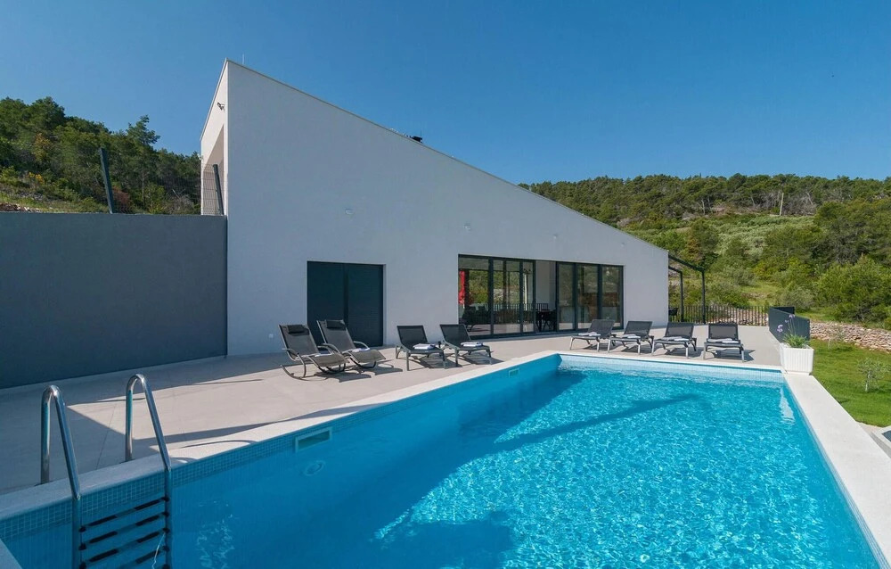 Beautiful Home in Stomorska With 4 Bedrooms, Wifi and Outdoor Swimming Pool