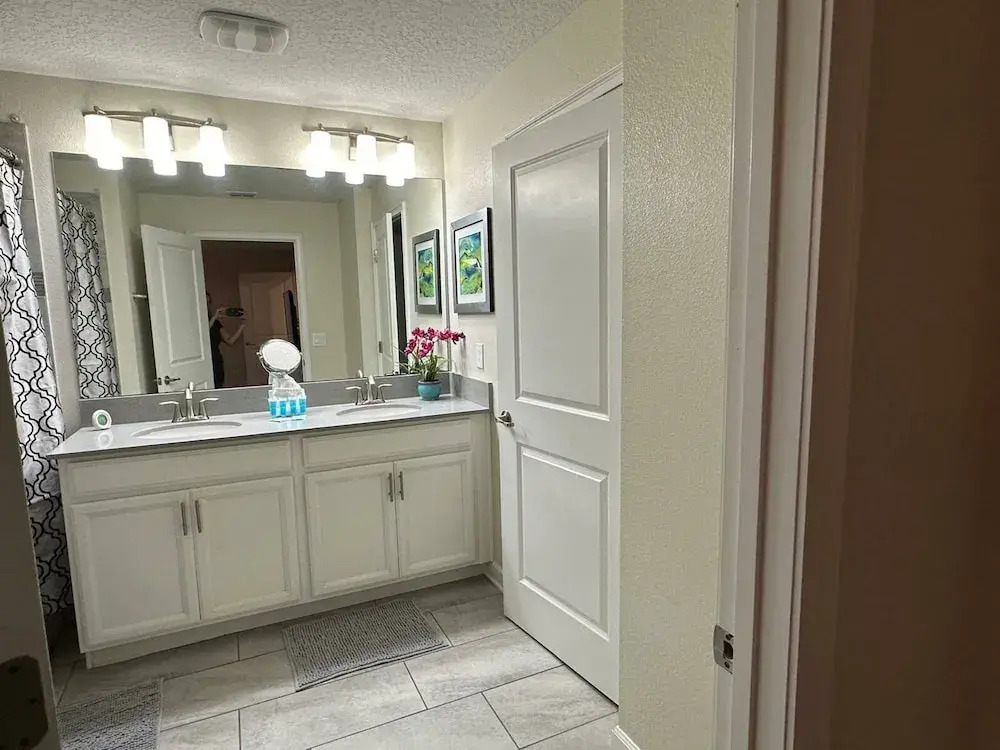 Gorgeous 4 BR With Pool and Lake View