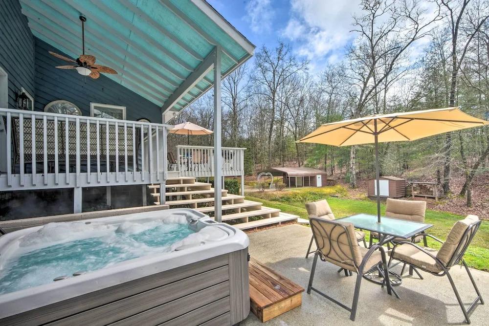 Hot Tub, Fire Pit: Family-friendly Murphy Home