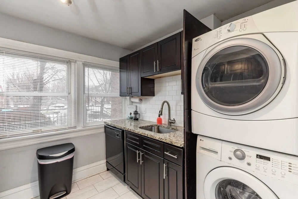 Classic CWE Apts with Full Kitchen by Zencity