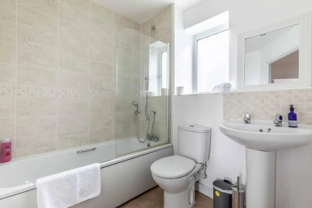 2 Bed/2 Bath & Free Parking - Langley/Heathrow
