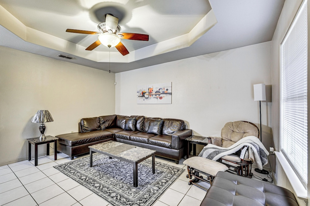 Hot Tub! Dog-friendly Gem 6 Mi to Dtwn Brownsville