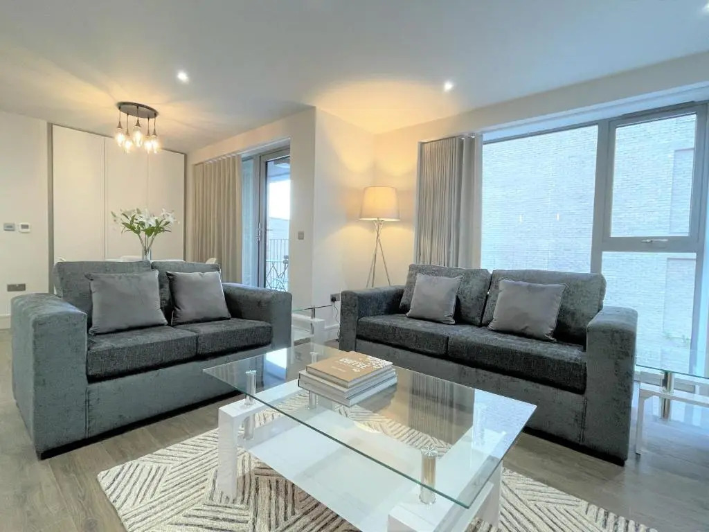 Spectacular 2 Bedroom Apartment in Great Location