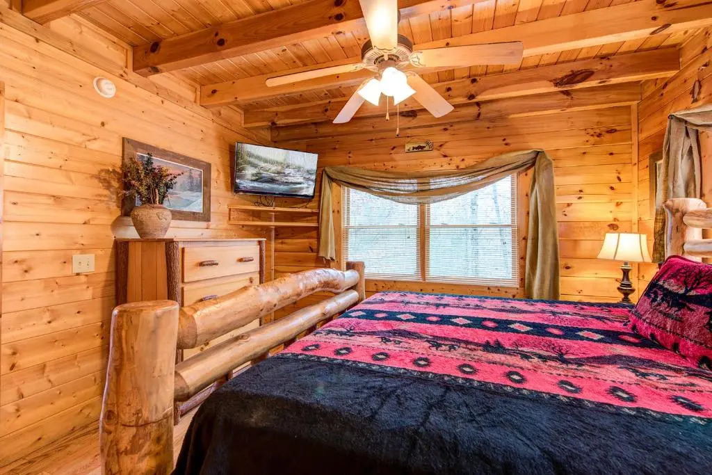 Secret Romance, 2 Bedrooms, Sleeps 8, Pool Table, Hot Tub, Arcade