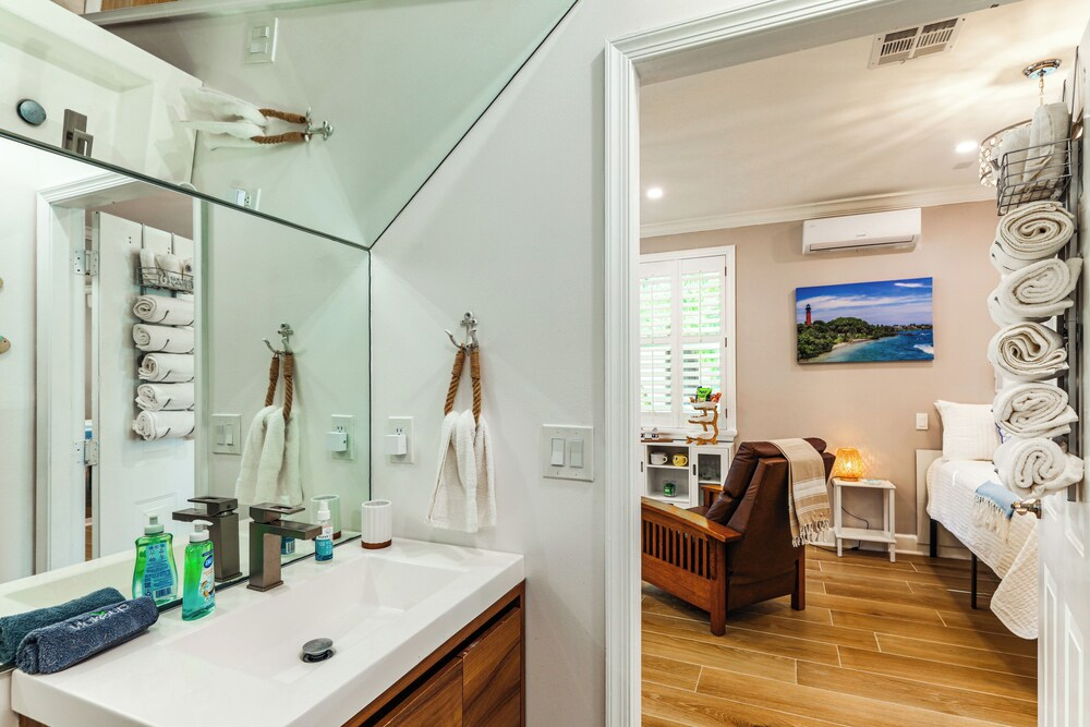 Pet-friendly Studio: 6 Mi to Jupiter Beach Park!
