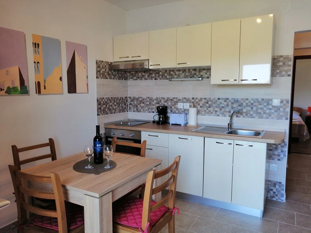 Apartments and Room Caric