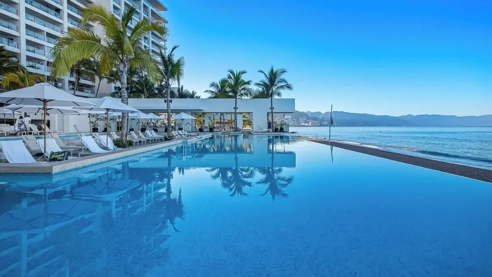 Stunning Beachfront Condo - Sea Views