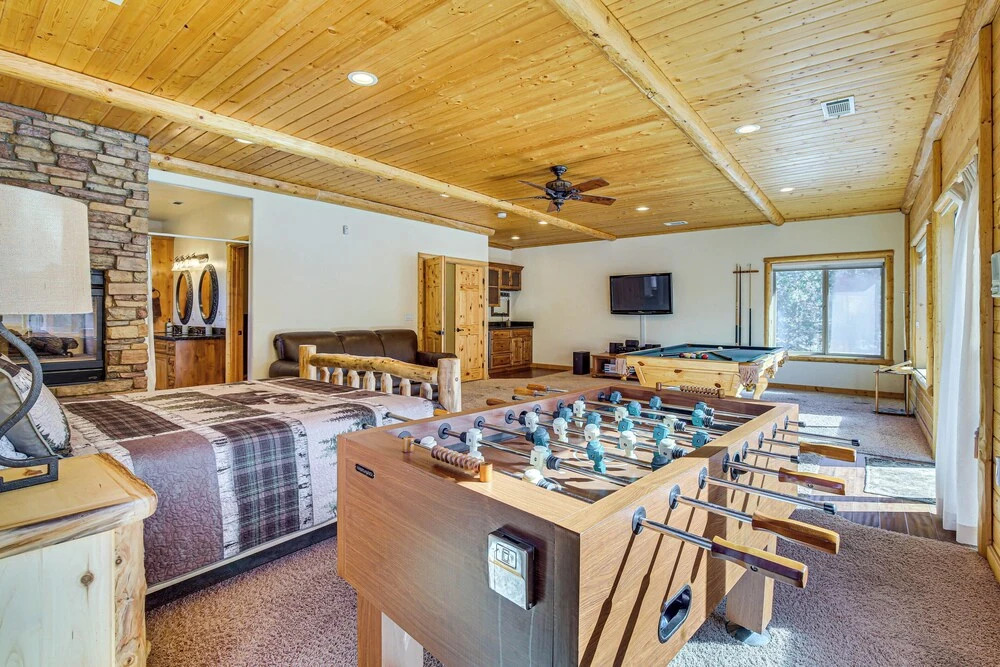Elegant Big Bear Cabin Half Mi to Big Bear Lake!