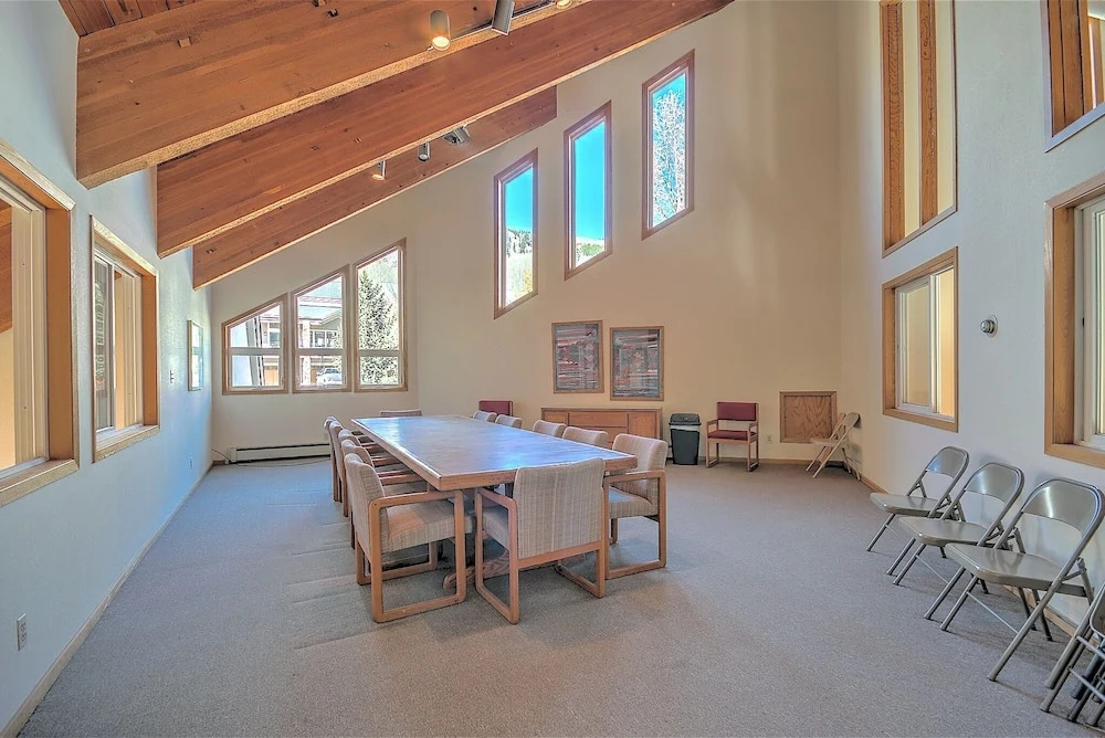 Private Hot Tub,clubhouse Access, Close To Slopes 4 Bedroom Home by RedAwning