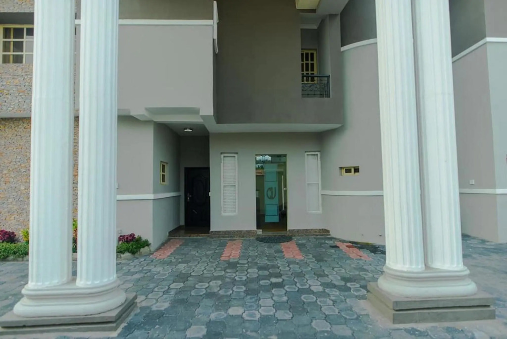 CribVille Hotel & Suites