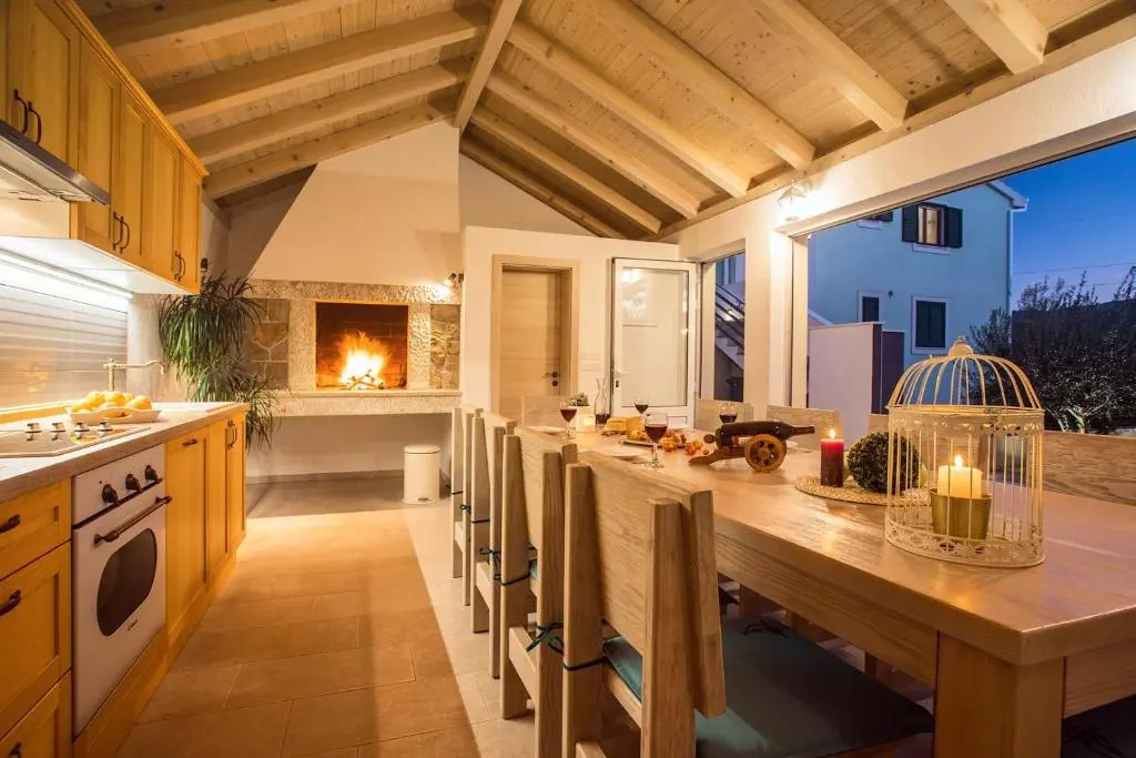 VILLA SKURA private heated pool 32m2, summer kitchen, 4 bedrooms, garden