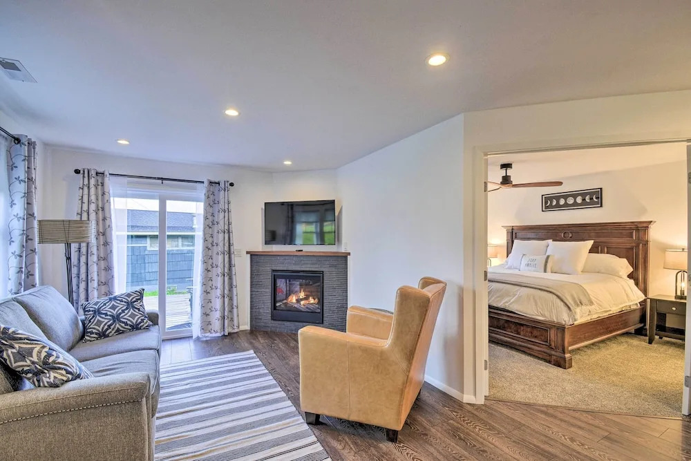 Updated Port Orchard Home, Walk to Waterfront