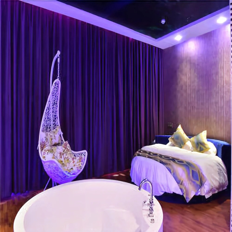 Romantic Coast Theme Hotel (Zhuhai Jiuzhou Port Wharf Haibin Yuchang)