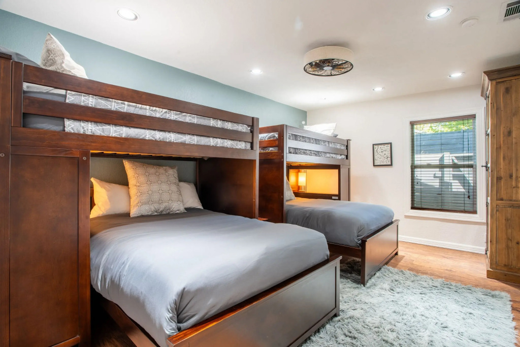 Red River by Avantstay Shared Pool + Hot Tub 20 Minutes to Downtown Austin