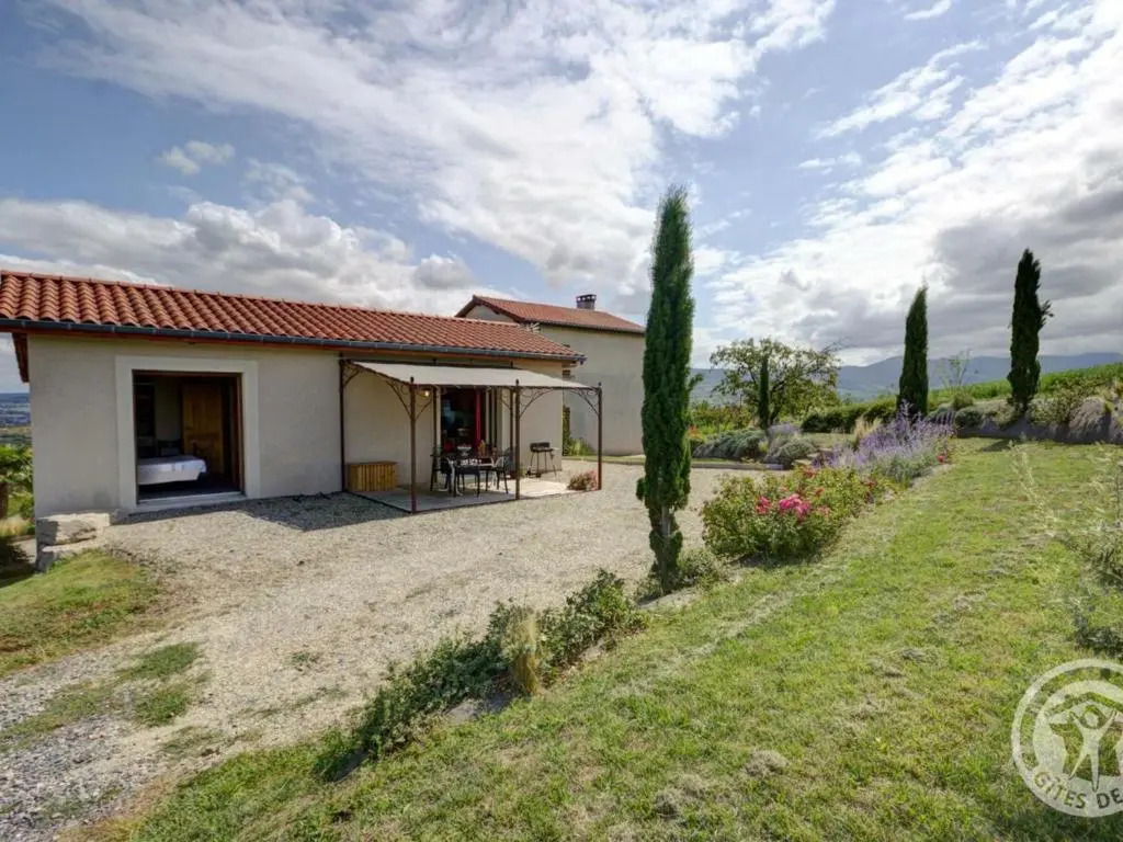 Gîte confortable à Genilac avec terrasse et jardin, idéal pour 2 personnes - FR-1-496-114