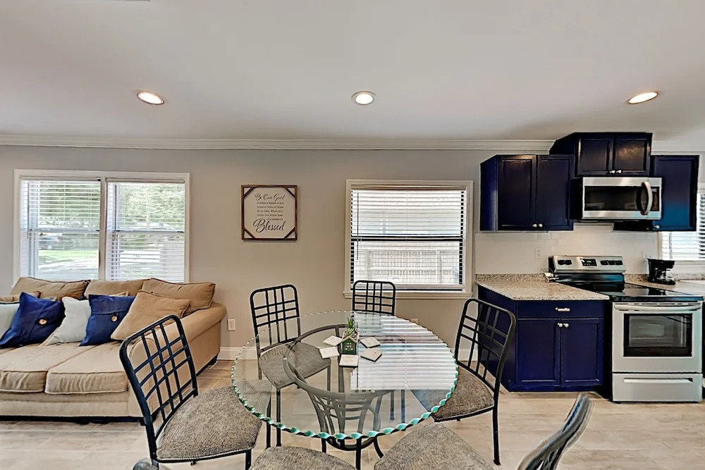 Lovely Old Seminole Heights With Grill & Deck 3 Bedroom Home