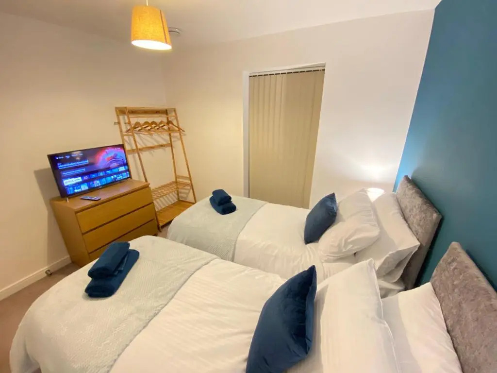 3 Bedrooms doubles or singles, 2 PARKING SPACES! WIFI & Smart TV's, Balcony