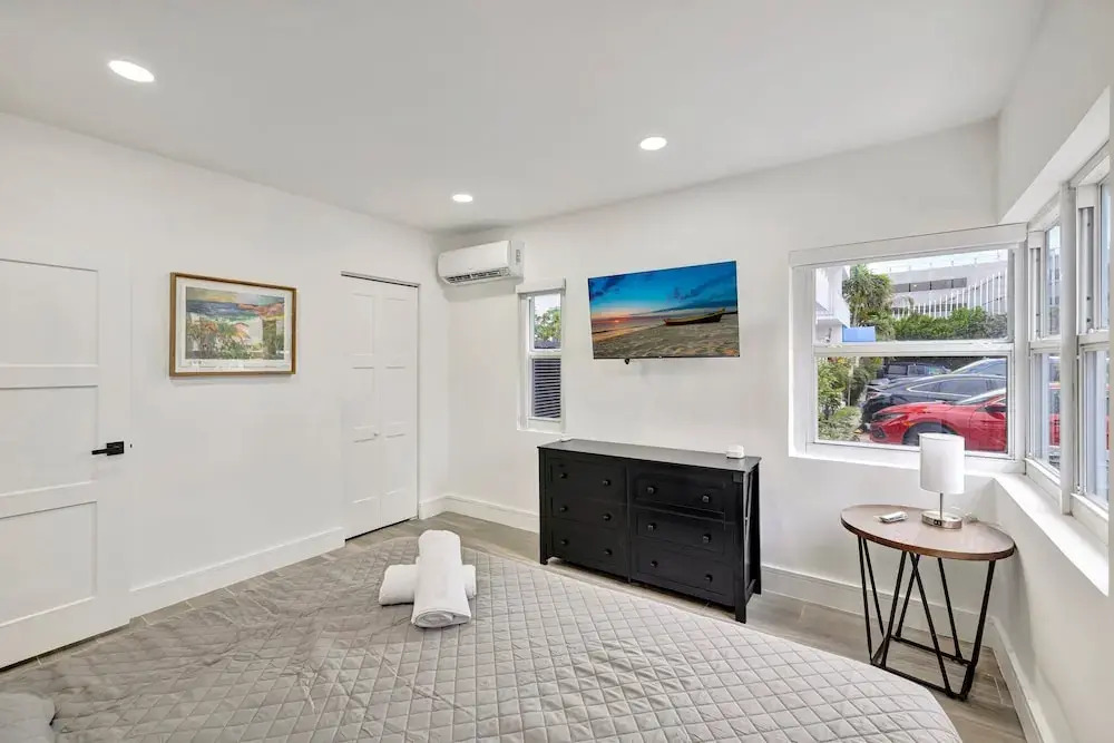 Sophisticated 2BR1BA Short Walk to Beach