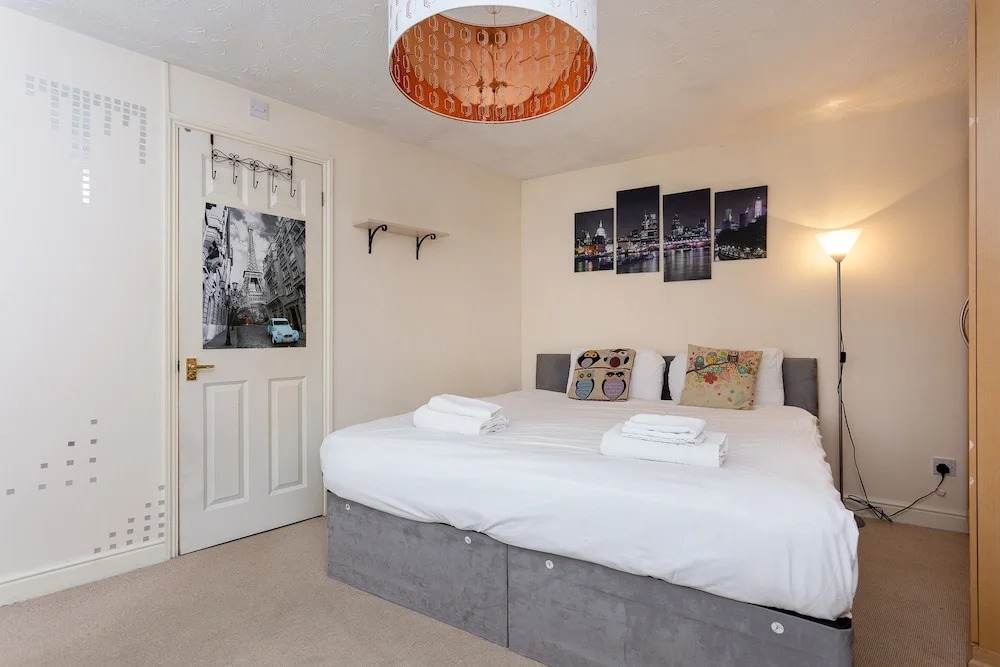 3 Bedroom Flat Near Canary Wharf