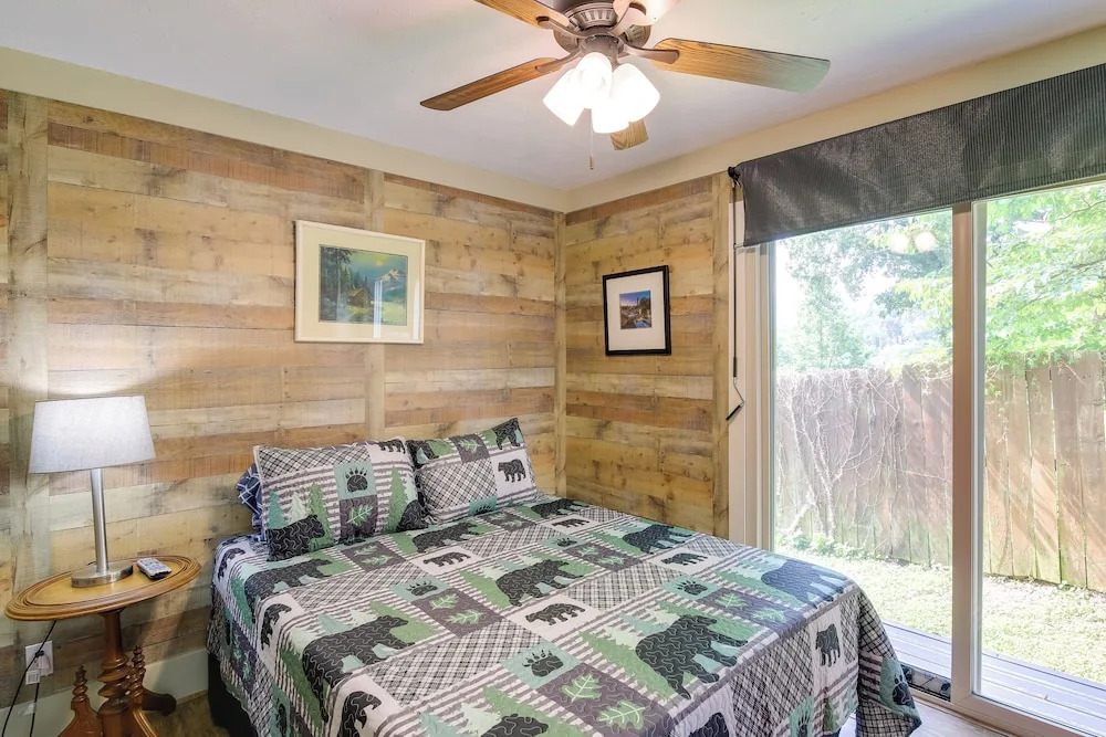 Deck & Stunning Mountain Views: Gatlinburg Home!