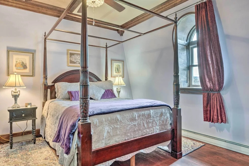 Downtown Lancaster French Victorian Gem!