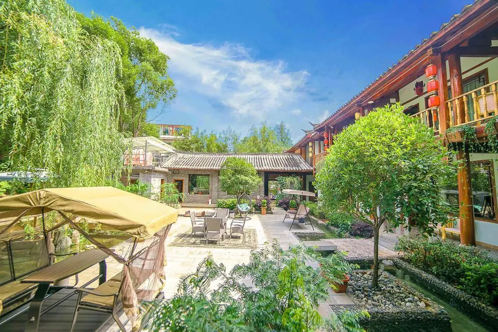Lijiang Left Bank Holiday Inn